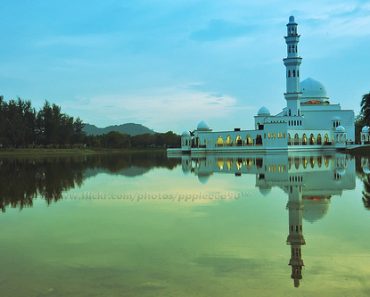 Tengku Tengah Zaharah Mosque in Terengganu – Malaysia